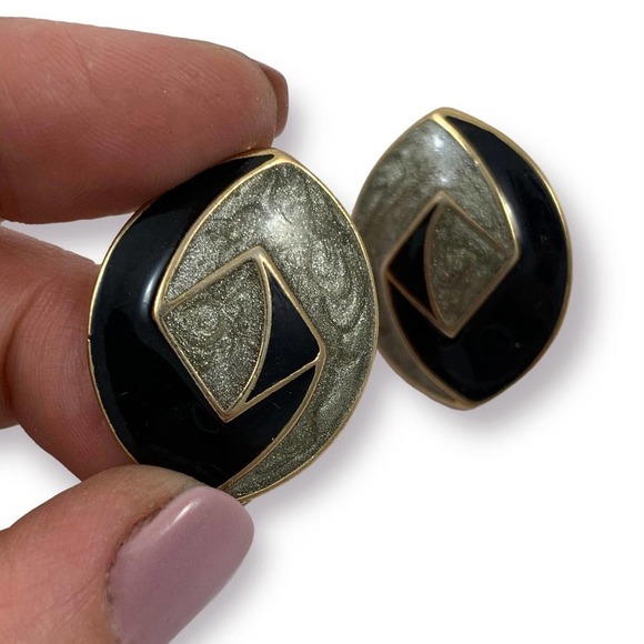 70's TRIFARI signed black and gold enamel geometric earrings - Picture 2 of 11